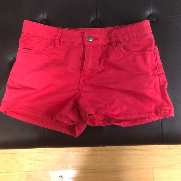 Red shorts - Picture 2 of 5
